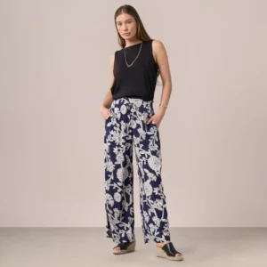 pantalón azul con diseños